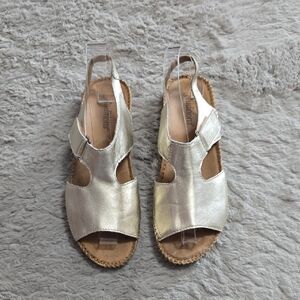 Auditions Gold strappy velcro lightweight Sandals size 7.5